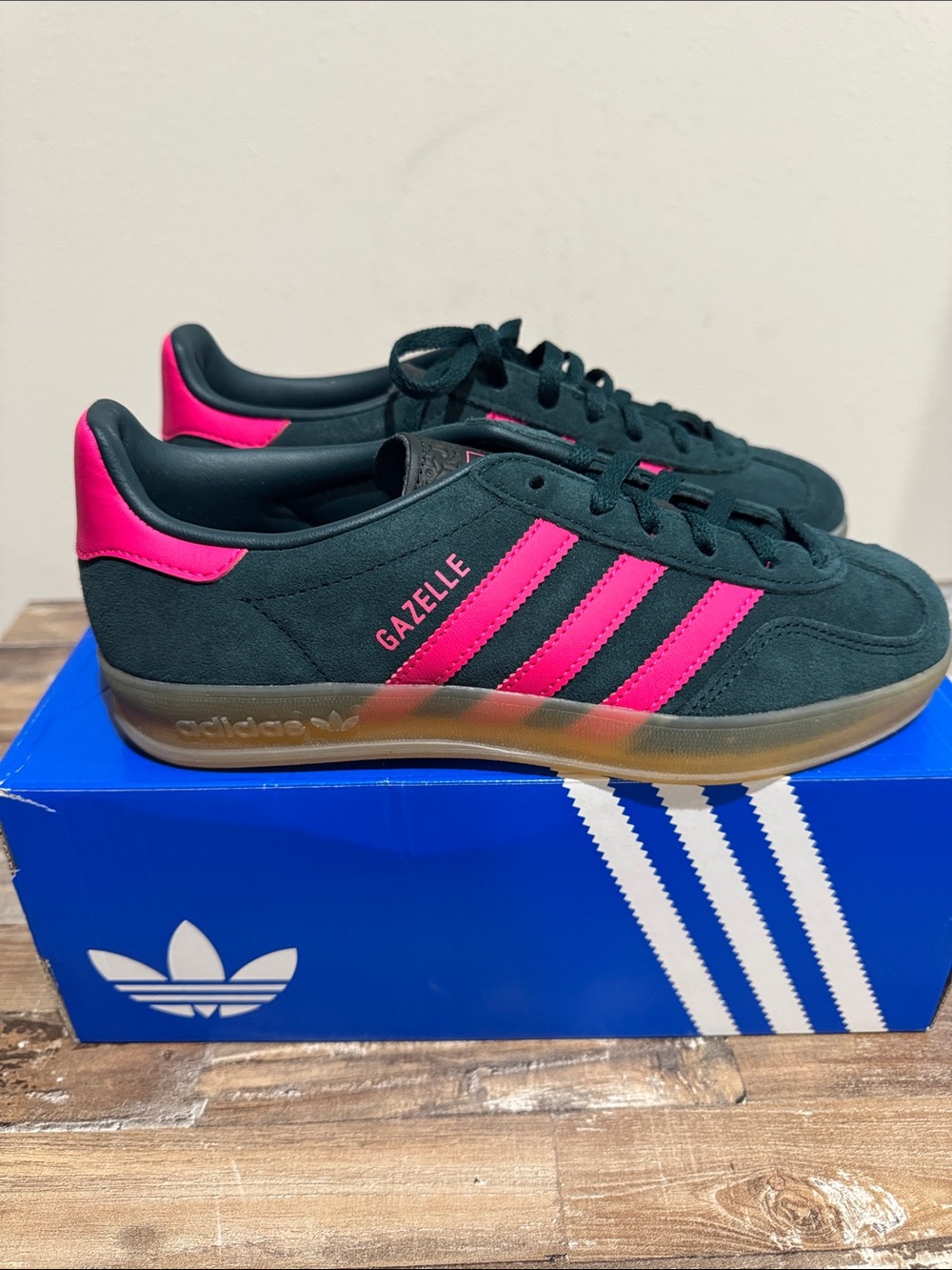 Adidas Gazelle Women's Sz 6 Dark Green and Pink Sneakers - New in Box